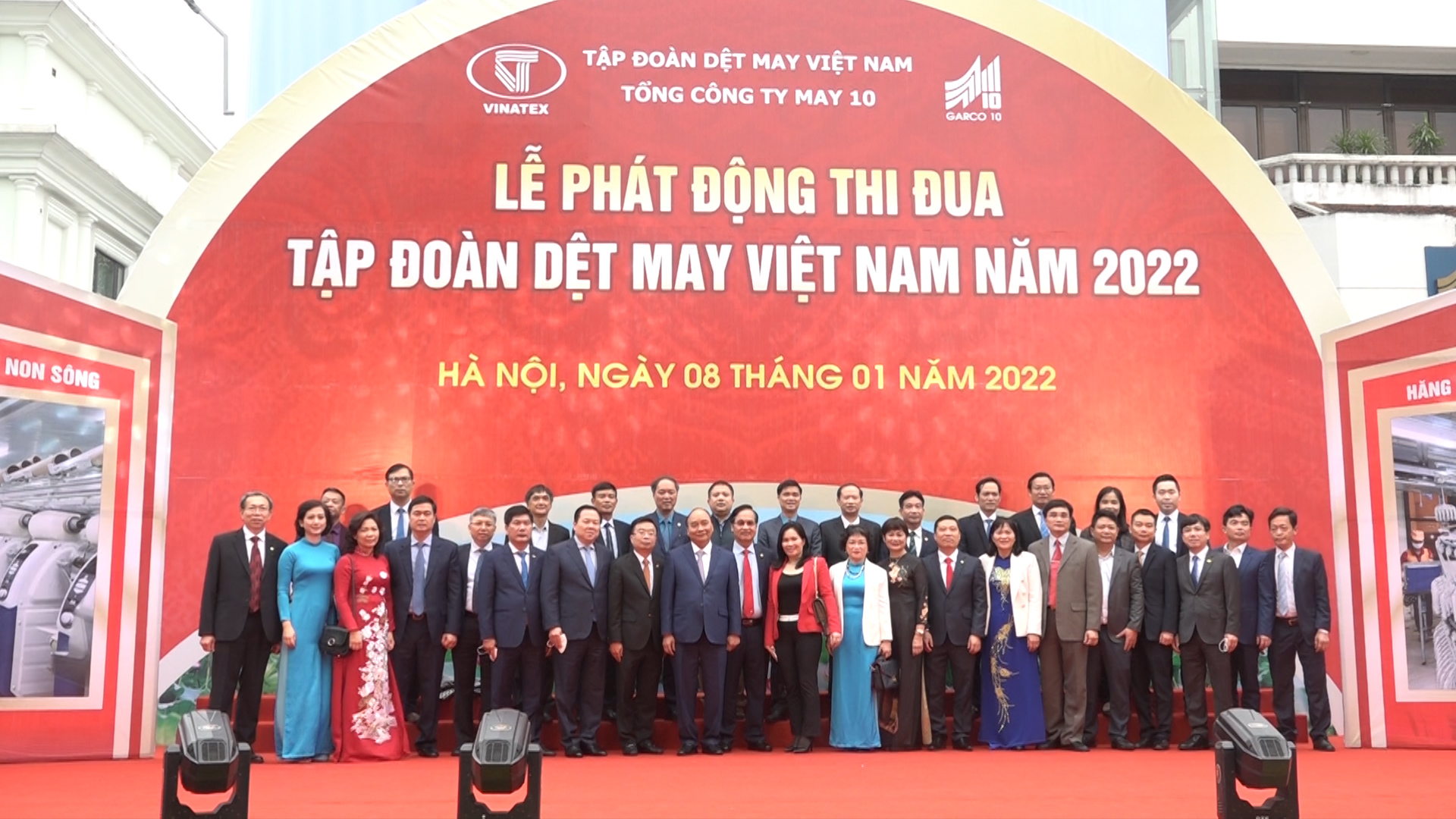 Chủ tịch nước Nguyễn Xuân Phúc dự Lễ phát động thi đua năm 2022 của Tập đoàn Dệt May Việt Nam và thăm May 10